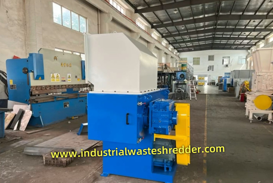 XR600 22KW HDPE 블로우 폼 스크랩 쉐레이더