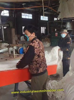 산업 폐기물 직물 비 직물 분쇄기 18.5KW 700-900kg/h 4 2 부드러운 재료를 절단하는 블레이드